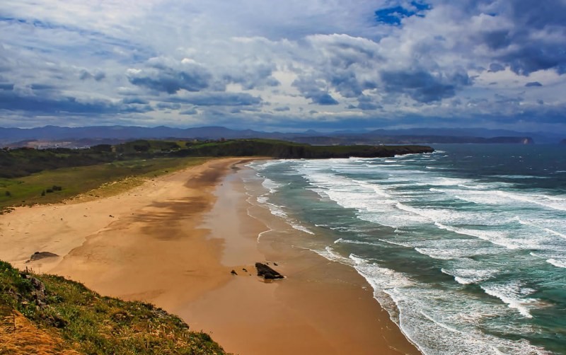 playa de xago en aviles olas