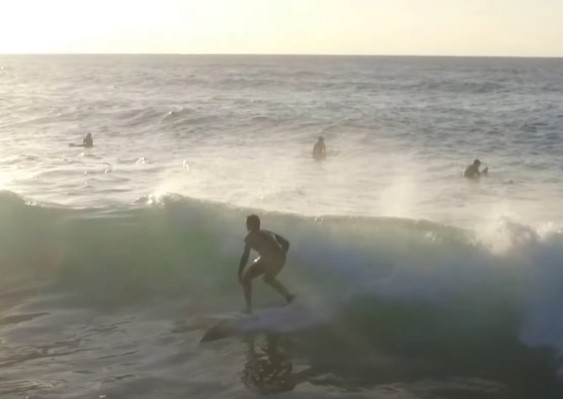 ola surfeada en la playa de antuerta en ajo
