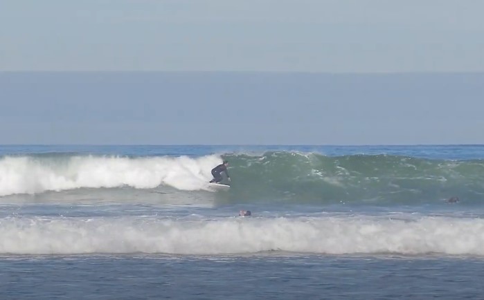 surfista cogiendo una ola en la playa Bastiagueiro de A Coruña