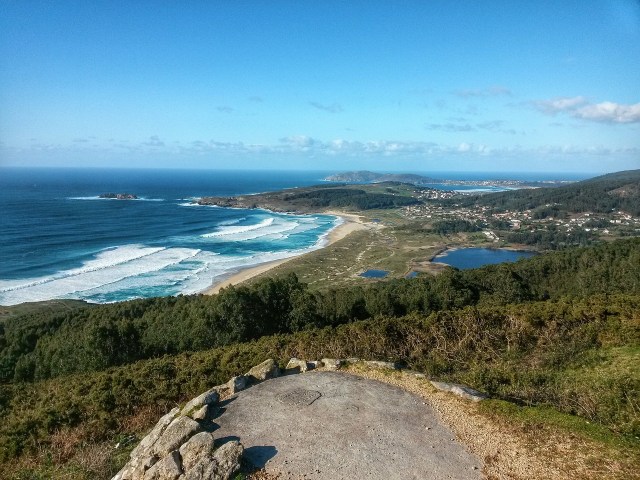 playa de doñínos con sus olas vista desde arriba
