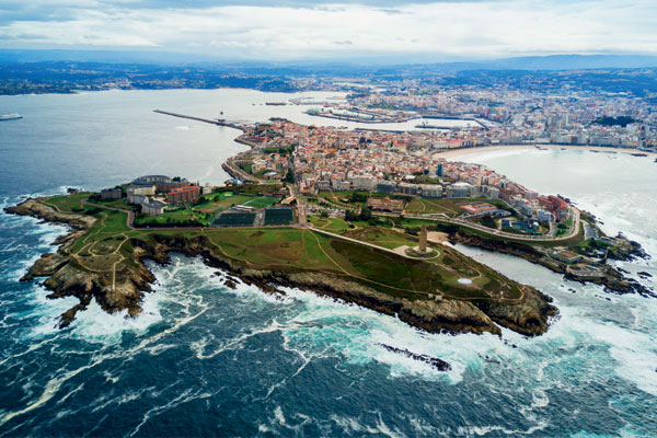 vista de la ciudad de la Coruña con sus playas y olas para surfear