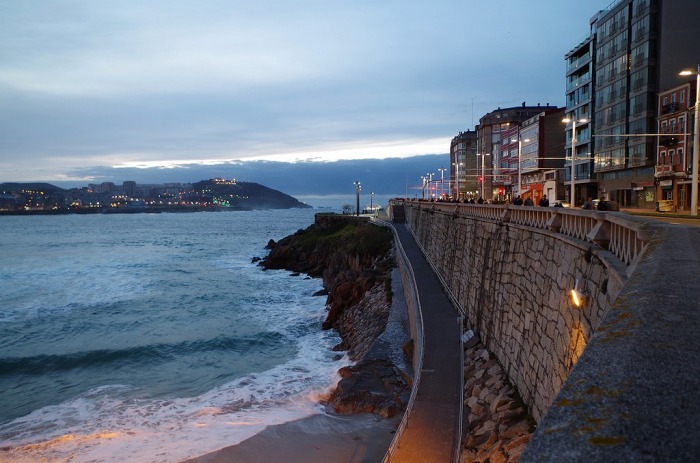 olas en la playa matadeiro en a coruña