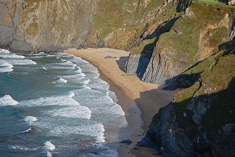 acantilado en la playa picon y sus olas