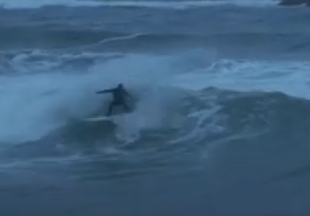 surfista cogiendo una ola en la playa de sabon