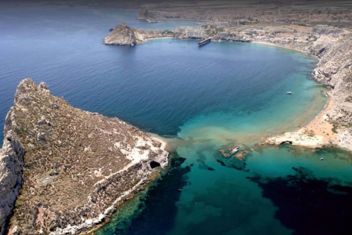 calas en águilas con olas