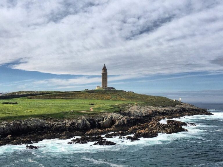 olas en finisterre con el faro de fondo
