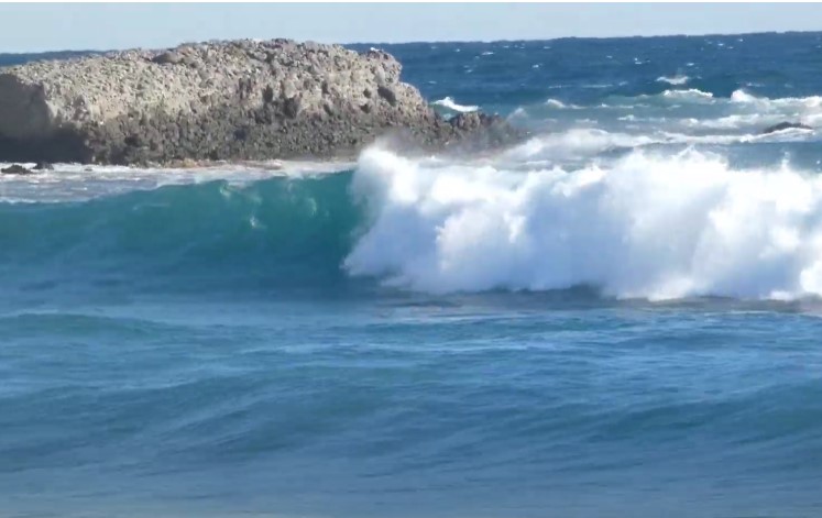 ola para hacer surf en una playa de la región de Murcia