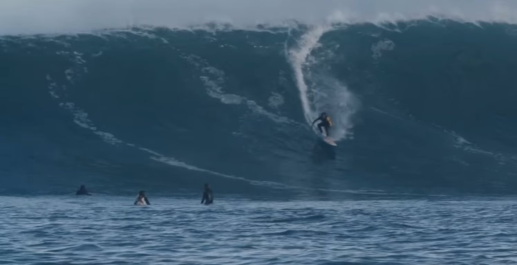 surfer en una ola en meñakoz surf sopelana