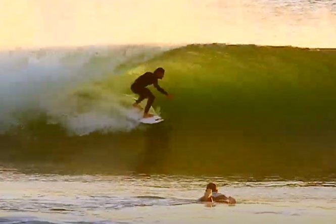 surfer en una ola de izquierdas en la playa montalvo