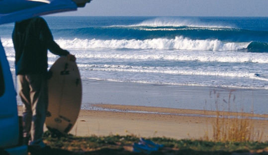 playa de anadalucia bombeando ola para surfear