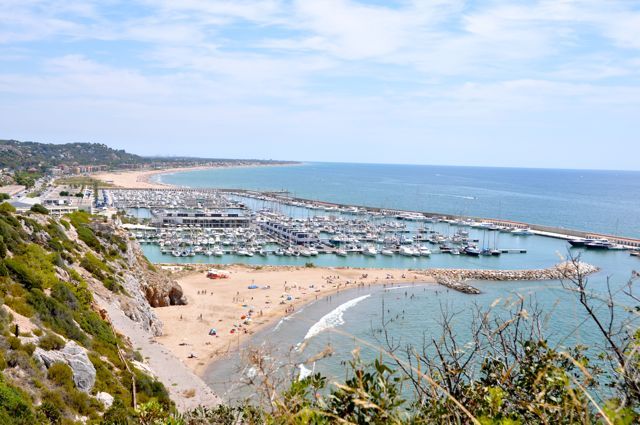 cala ginesta al lado del puerto olas en sitges