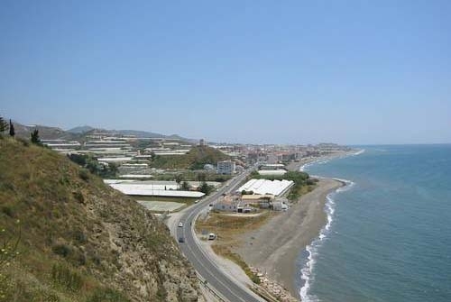 olas en la playa de Lagos en Málaga