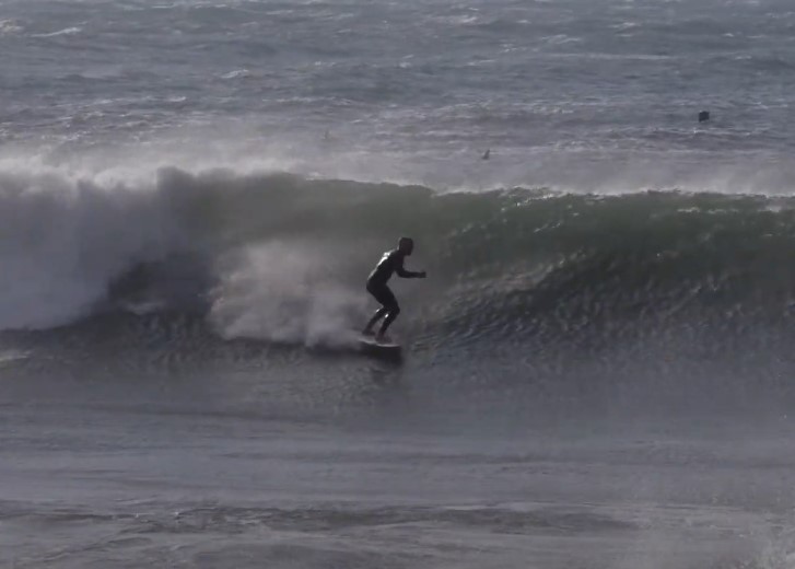 ola izquierda en Almeria con un surfista