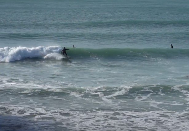 surfer en una ola en la playa Miracle en Tarragona