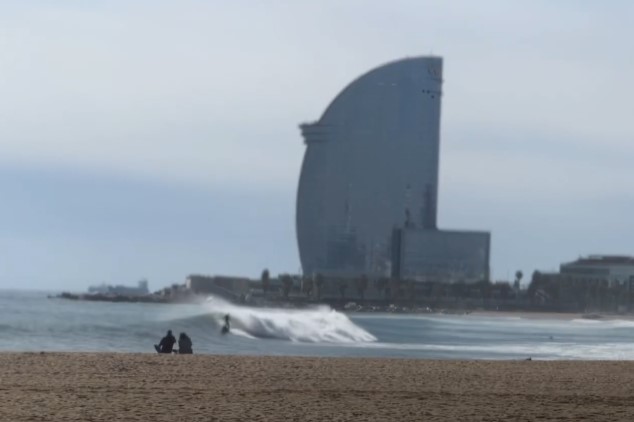 olas para hacer surf en una playa de Cataluña