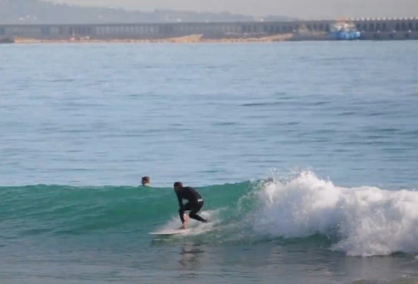 surfista haciendo surf en una playa de Tarragona