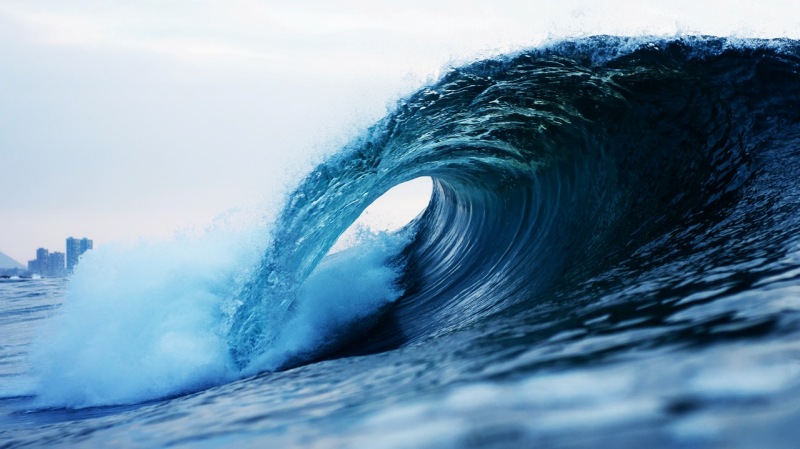 ola con tubo en un spot de cataluña