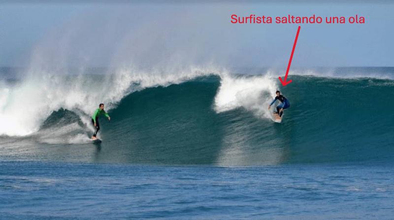 surfer saltando una ola a otro que ya tiene prioridad. norma basica en el surf