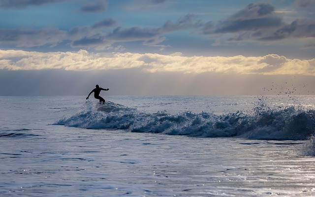 surfista en una ola de Tenerife