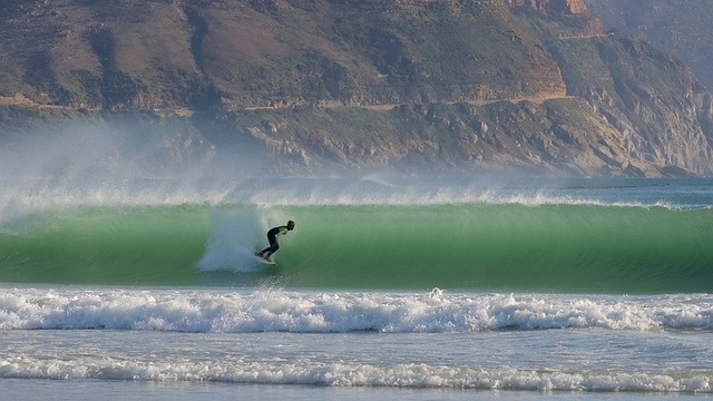 surfer ola con tubo en una playa de Lanzarote
