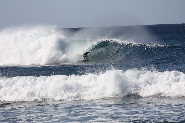 Surfista Canario surfeando una ola en Gran Canaria