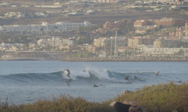 Surfistas en una playa de Tenerife