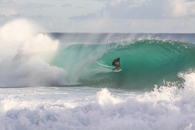 surfista en una ola de izquierdas con tubo en el las Canteras