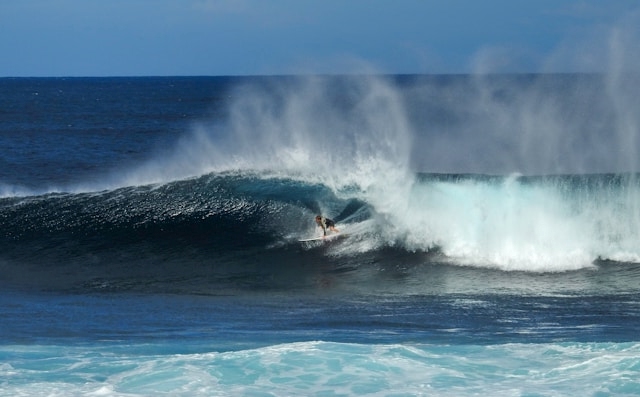 surfer cogiendo una ola con tubo en Lanzarote